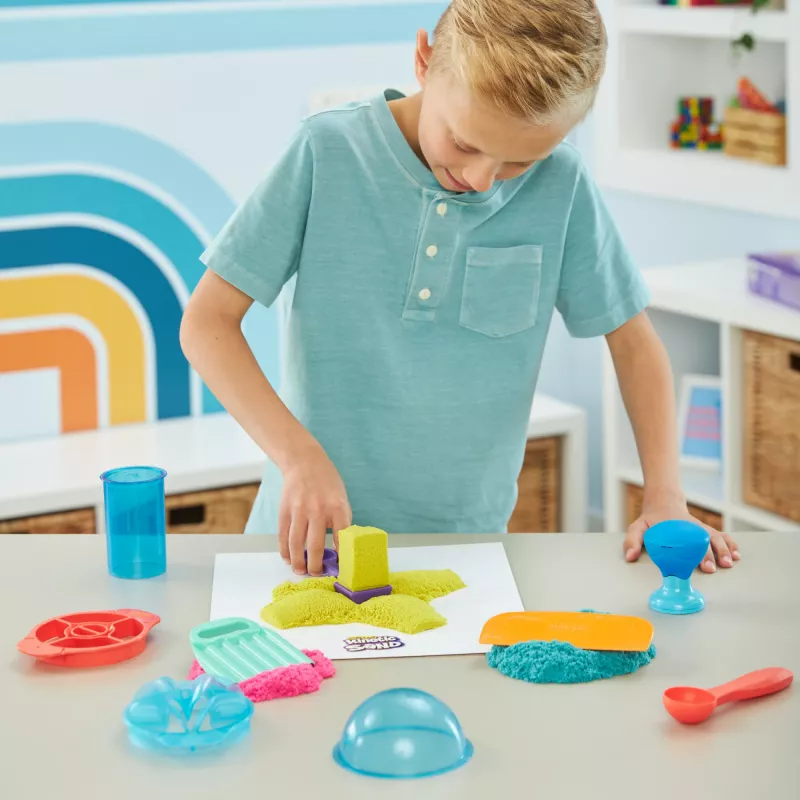 Kinetic Sand , Ultimate Sandisfying Set su 2 lb žaidimų smėlio (rožinis, geltonas ir žalsvai mėlynas), 10 įrankių ir formelių, sensoriniai žaislai vaikams nuo 7 metų