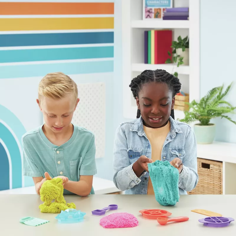 Kinetic Sand , Ultimate Sandisfying Set su 2 lb žaidimų smėlio (rožinis, geltonas ir žalsvai mėlynas), 10 įrankių ir formelių, sensoriniai žaislai vaikams nuo 7 metų