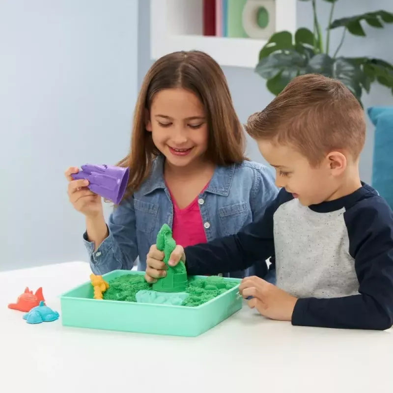„Spinmaster“ vaikiškas kinetinio smėlio rinkinys 6067479 — 454 g žalio žaidimų smėlio, smėlio dėžės saugykla, 4 formelės ir įrankiai