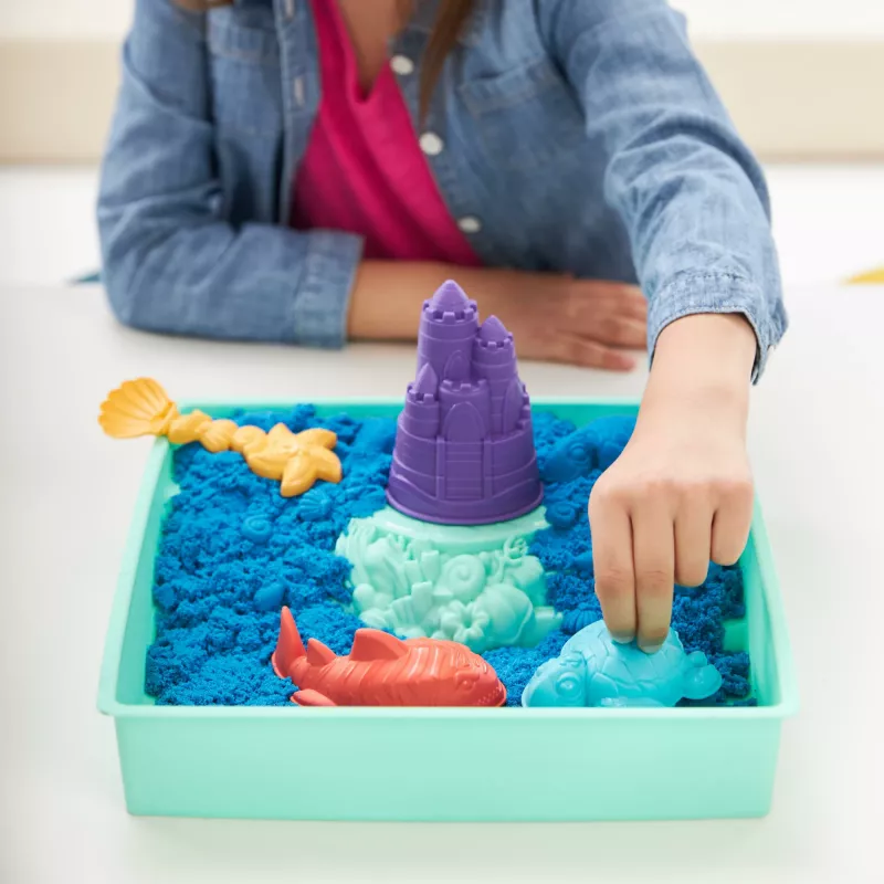Kinetic Sand, Smėlio dėžės rinkinys, Kūrybingos Velykų dovanos, 1 svaras mėlyno formuojamo smėlio, 4 įrankiai ir formelės, Laikymo dėžutė, Sensoriniai žaislai vaikams nuo 3 metų