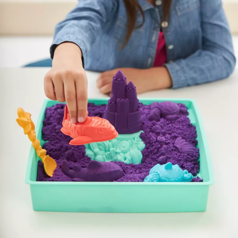 Kinetic Sand, smėlio dėžės rinkinys, kūrybingos Velykų dovanos, 1 svaras purpurinio formuojamo žaidimų smėlio, 4 įrankiai ir formelės, saugykla, sensoriniai žaislai vaikams nuo 3 metų