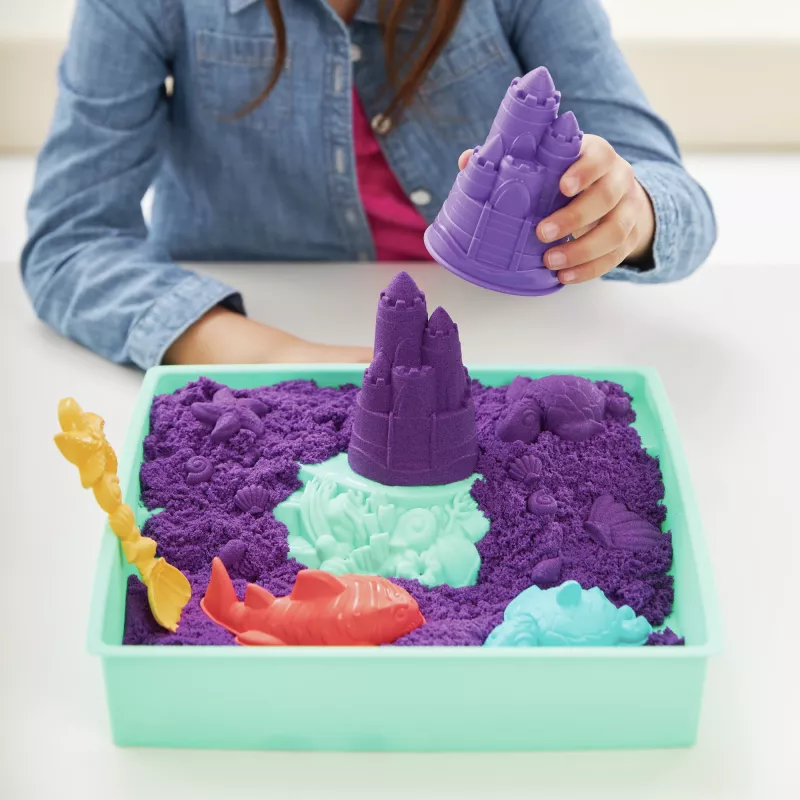 Kinetic Sand, smėlio dėžės rinkinys, kūrybingos Velykų dovanos, 1 svaras purpurinio formuojamo žaidimų smėlio, 4 įrankiai ir formelės, saugykla, sensoriniai žaislai vaikams nuo 3 metų