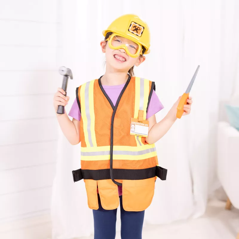 Melissa & Doug statybininko vaidmenų žaidimo kostiumo aprengimo rinkinys (6 vnt.)