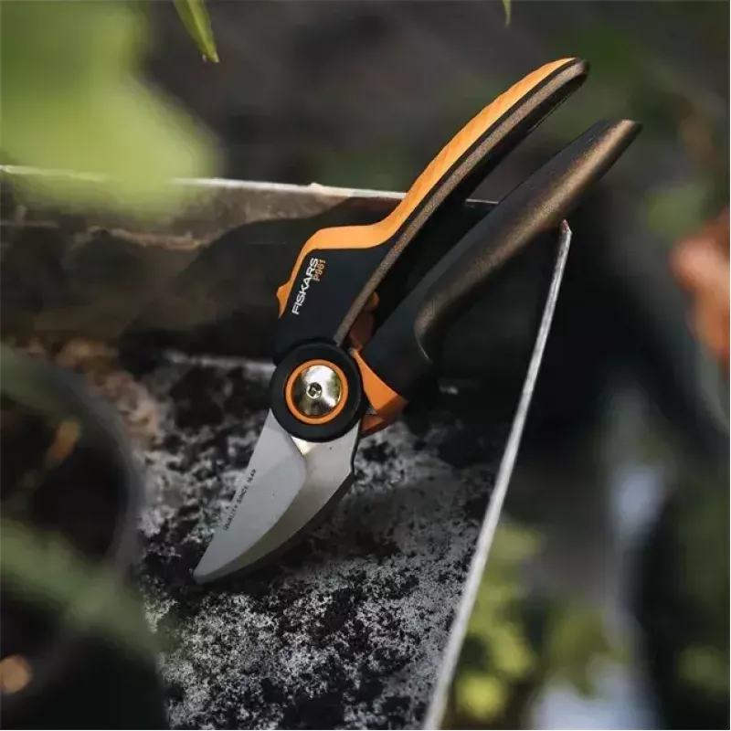 Genėjimo žirklės Fiskars X-Series L P961 — Aplenkiamosios, plieninė geležtė, 2,6 cm pjovimo talpa, 222 mm ilgis