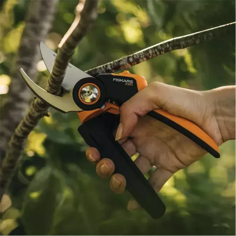Genėjimo žirklės Fiskars X-Series L P961 — Aplenkiamosios, plieninė geležtė, 2,6 cm pjovimo talpa, 222 mm ilgis