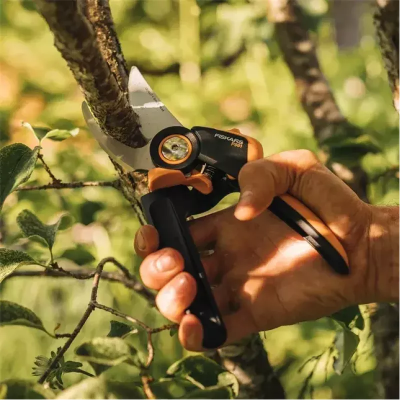 Genėjimo žirklės Fiskars X-Series L P961 — Aplenkiamosios, plieninė geležtė, 2,6 cm pjovimo talpa, 222 mm ilgis