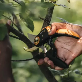 Genėjimo žirklės Fiskars Plus PowerLever P721 — apėjimo sekatoriai šakoms ir stiebams