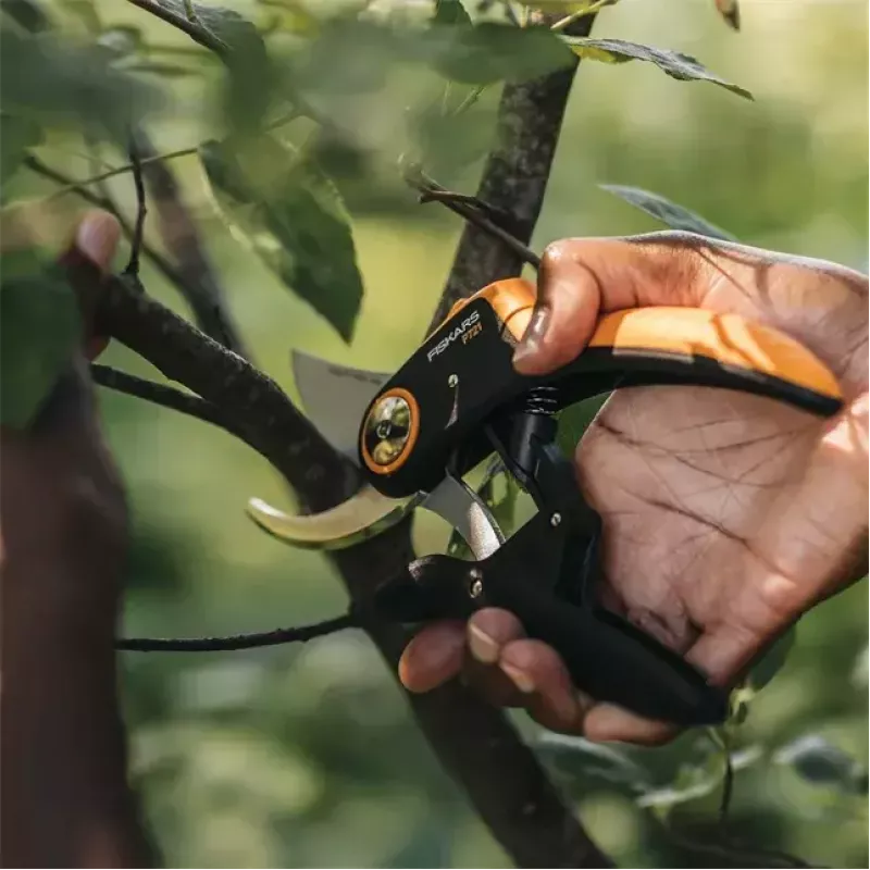 Genėjimo žirklės Fiskars Plus PowerLever P721 — apėjimo sekatoriai šakoms ir stiebams