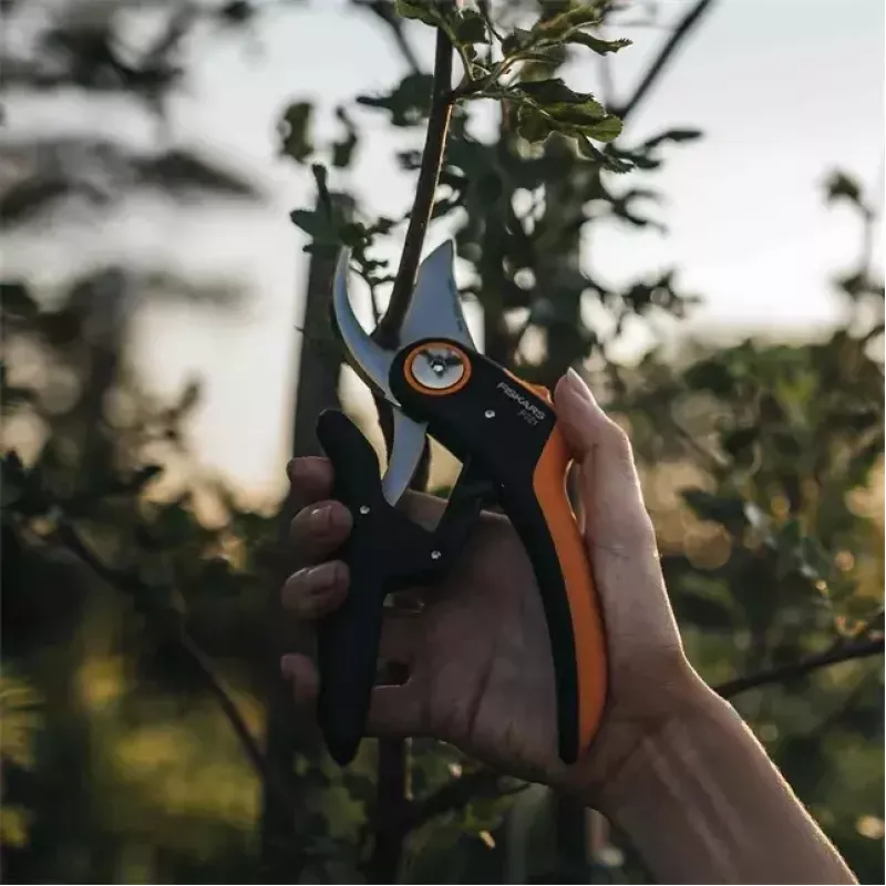 Genėjimo žirklės Fiskars Plus PowerLever P721 — apėjimo sekatoriai šakoms ir stiebams
