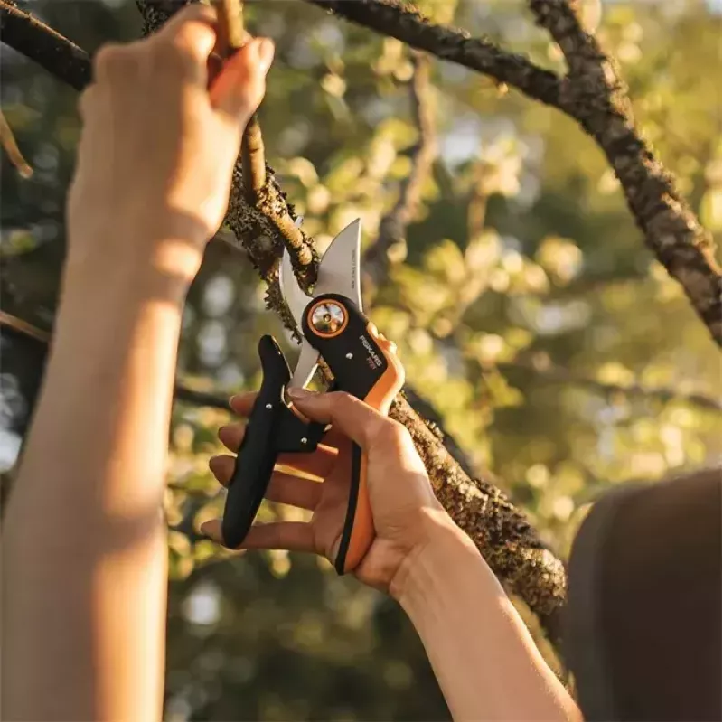 Genėjimo žirklės Fiskars Plus PowerLever P721 — apėjimo sekatoriai šakoms ir stiebams