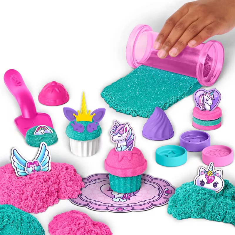 Kinetic Sand Shimmer, Unicorn Bake Shoppe žaidimų rinkinys, 16oz (žvilganti žalsvai mėlyna ir neoninė rožinė), 8 vienaragių įrankiai, sensoriniai žaislai vaikams nuo 3 metų