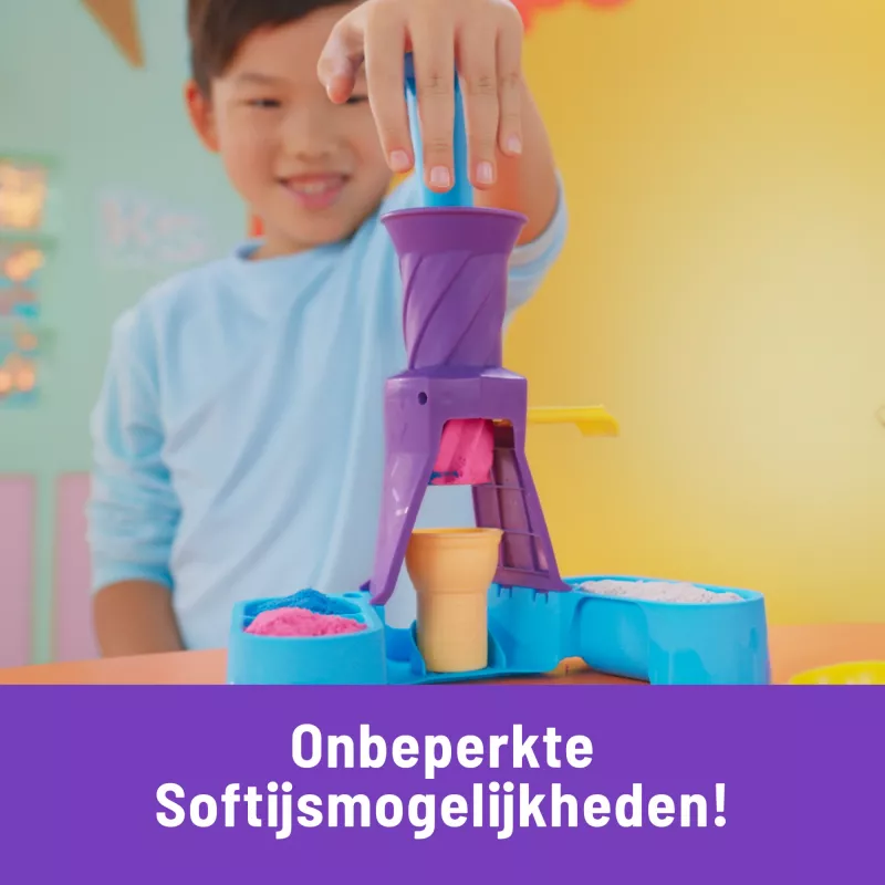 Kinetic Sand, minkštų ledų stotelė, Velykų krepšelio priedai, 14oz formuojamo žaidimų smėlio (3 spalvos), 2 ledų kaušeliai ir 2 įrankiai