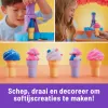 Kinetic Sand, minkštų ledų stotelė, Velykų krepšelio priedai, 14oz formuojamo žaidimų smėlio (3 spalvos), 2 ledų kaušeliai ir 2 įrankiai
