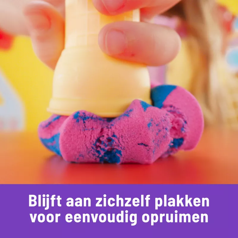 Kinetic Sand, minkštų ledų stotelė, Velykų krepšelio priedai, 14oz formuojamo žaidimų smėlio (3 spalvos), 2 ledų kaušeliai ir 2 įrankiai