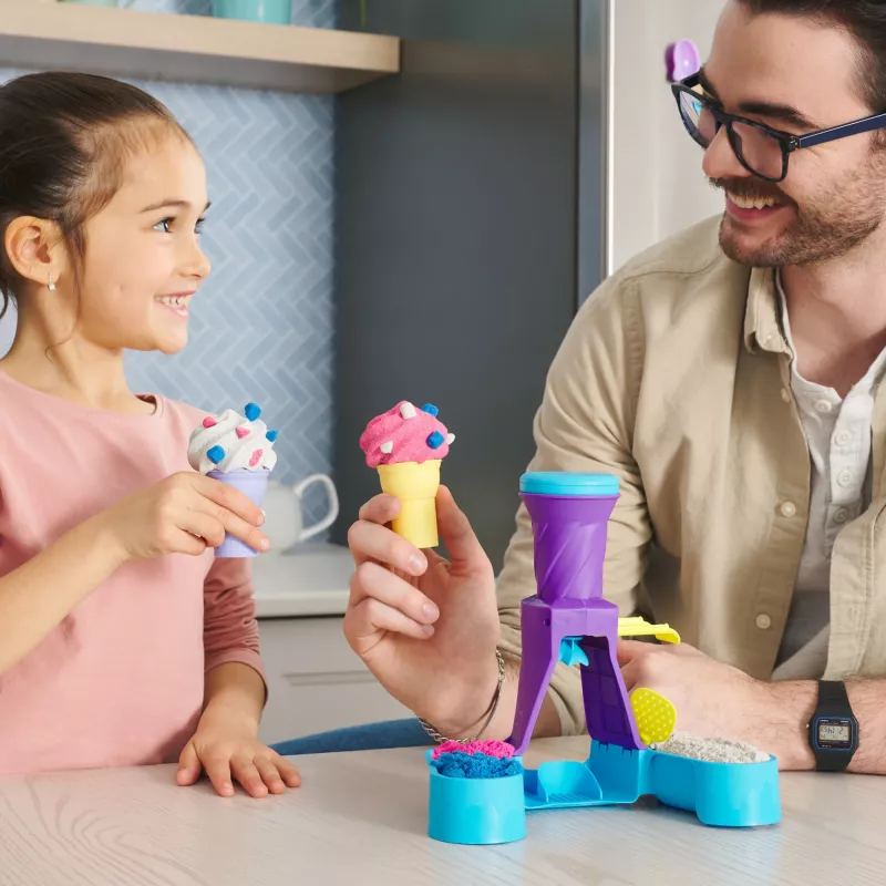 Kinetic Sand, minkštų ledų stotelė, Velykų krepšelio priedai, 14oz formuojamo žaidimų smėlio (3 spalvos), 2 ledų kaušeliai ir 2 įrankiai