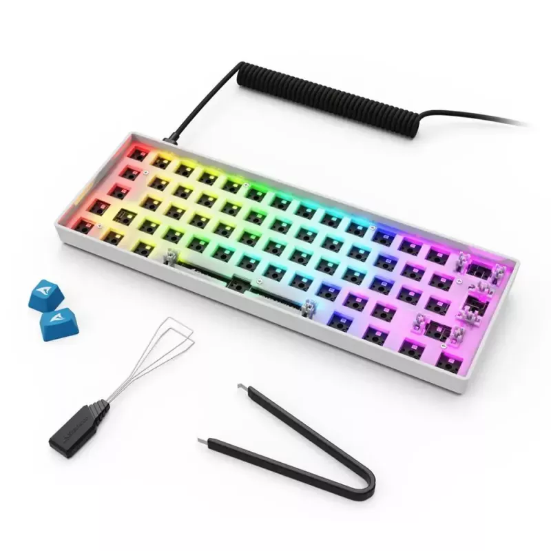 Kompaktiška 60 % laidinė klaviatūra Sharkoon SKILLER SGK50 S4 — QWERTY vokiškas išdėstymas, RGB apšvietimas, USB, 1,5 m kabelis, balta