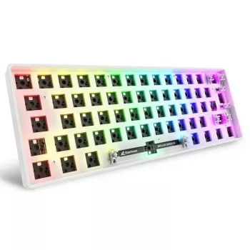 Kompaktiška 60 % laidinė klaviatūra Sharkoon SKILLER SGK50 S4 — QWERTY vokiškas išdėstymas, RGB apšvietimas, USB, 1,5 m kabelis, balta
