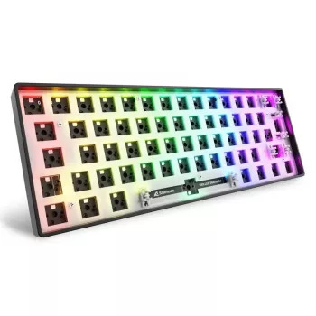 Mechaninė kompaktiška 60% klaviatūra Sharkoon SKILLER SGK50 S4 — laidinė USB, QWERTY vokiškas išdėstymas, RGB apšvietimas, 1,5 m laidas, juoda