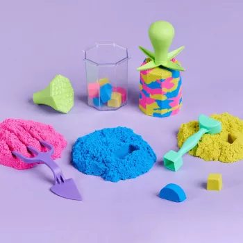 Kinetic Sand, Squish N’ Create žaidimų rinkinys, Velykų krepšelio priedai, apima 13,5oz (3 spalvų) formuojamo žaidimų smėlio, 5 įrankius, sensorinius žaislus vaikams nuo 3 metų