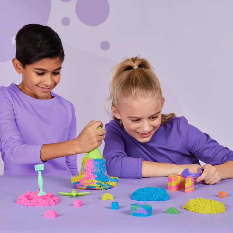 Kinetic Sand, Squish N’ Create žaidimų rinkinys, Velykų krepšelio priedai, apima 13,5oz (3 spalvų) formuojamo žaidimų smėlio, 5 įrankius, sensorinius žaislus vaikams nuo 3 metų