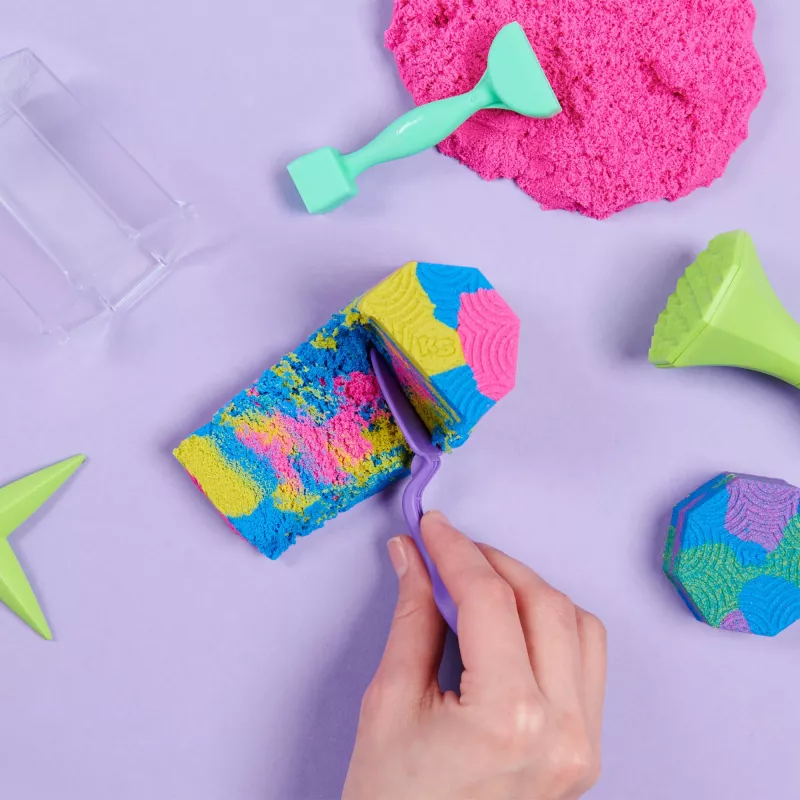 Kinetic Sand, Squish N’ Create žaidimų rinkinys, Velykų krepšelio priedai, apima 13,5oz (3 spalvų) formuojamo žaidimų smėlio, 5 įrankius, sensorinius žaislus vaikams nuo 3 metų