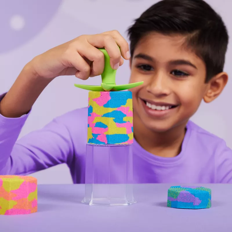 Kinetic Sand, Squish N’ Create žaidimų rinkinys, Velykų krepšelio priedai, apima 13,5oz (3 spalvų) formuojamo žaidimų smėlio, 5 įrankius, sensorinius žaislus vaikams nuo 3 metų