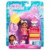 Gabby's Dollhouse , meno studijos rinkinys su 2 žaislinėmis figūrėlėmis, 2 priedais, siunta ir baldo detale, vaikiški žaislai nuo 3 metų
