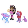 Gabby's Dollhouse , meno studijos rinkinys su 2 žaislinėmis figūrėlėmis, 2 priedais, siunta ir baldo detale, vaikiški žaislai nuo 3 metų