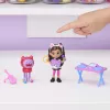 Gabby's Dollhouse , meno studijos rinkinys su 2 žaislinėmis figūrėlėmis, 2 priedais, siunta ir baldo detale, vaikiški žaislai nuo 3 metų