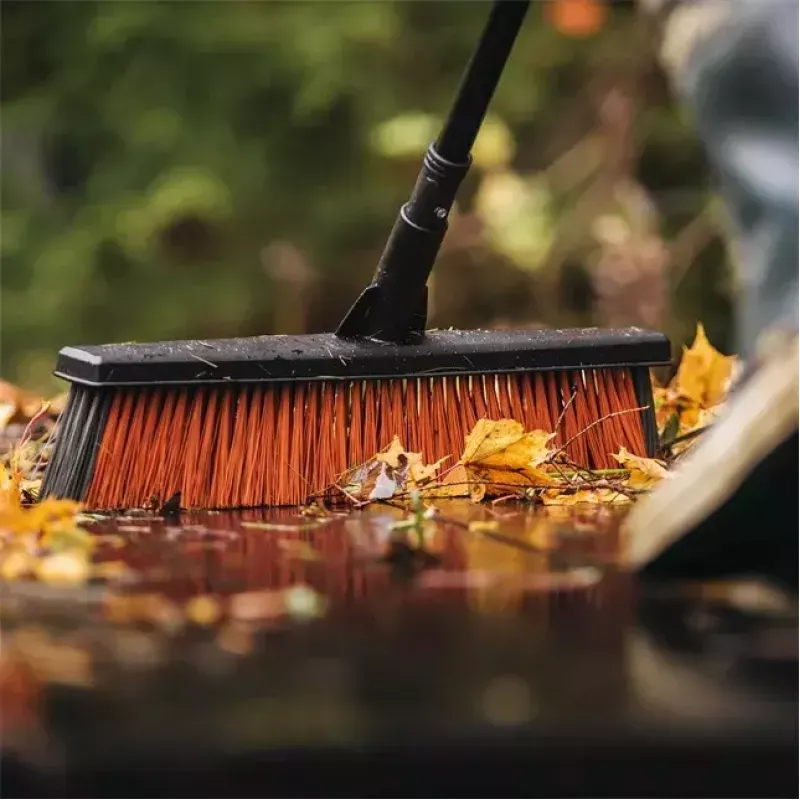 Šluota patalpoms Fiskars 1025926 minkšti ir kieti šereliai, aliuminis, juoda
