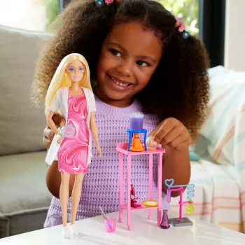Barbie mokslininkės lėlė ir aksesuarai su blondine mados lėle, laboratorijos stalu ir spalvą keičiančiais aksesuarais
