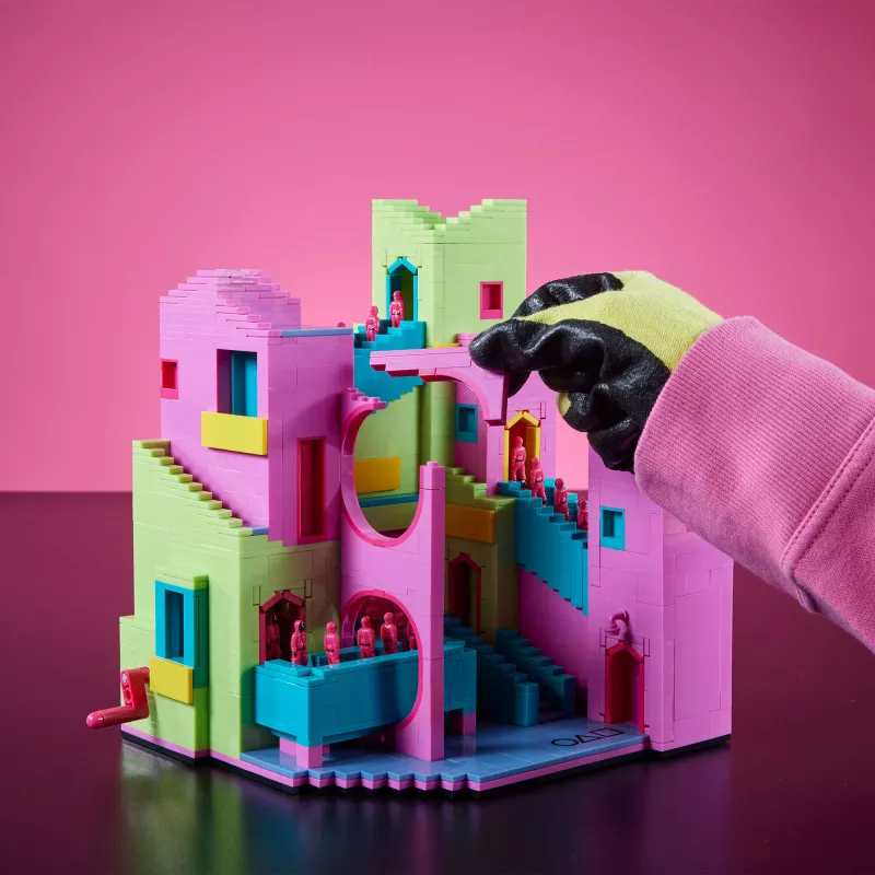Mattel MEGA Squid Game laiptų statybos žaislų rinkiniai su veiksmo figūrėle (1707 dalys) kolekcionieriams