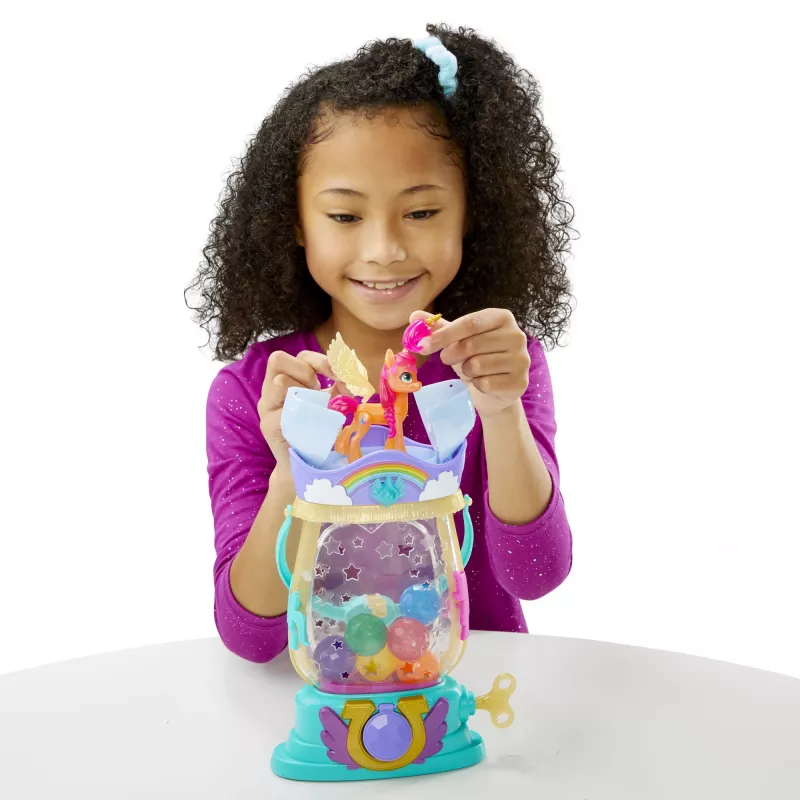 My Little Pony : Naujos kartos filmas „Sparkle Reveal“ žibintas Sunny Starscout – šviečiantis žaislas su 25 detalėmis, staigmenomis