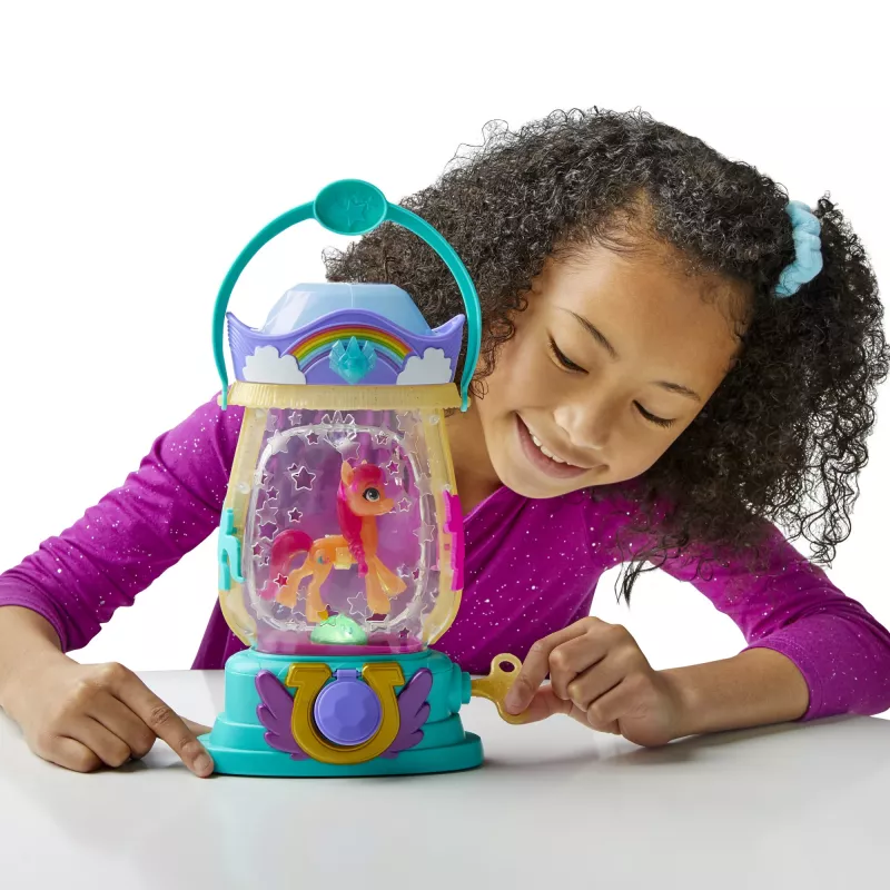 My Little Pony : Naujos kartos filmas „Sparkle Reveal“ žibintas Sunny Starscout – šviečiantis žaislas su 25 detalėmis, staigmenomis