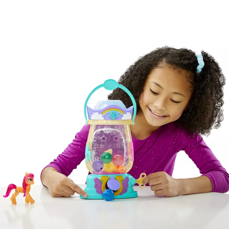 My Little Pony : Naujos kartos filmas „Sparkle Reveal“ žibintas Sunny Starscout – šviečiantis žaislas su 25 detalėmis, staigmenomis