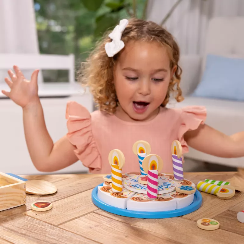 Melissa & Doug gimtadienio šventės tortas – medinis žaislinis maistas su derinamais priedais ir 7 žvakutėmis