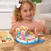 Melissa & Doug gimtadienio šventės tortas – medinis žaislinis maistas su derinamais priedais ir 7 žvakutėmis