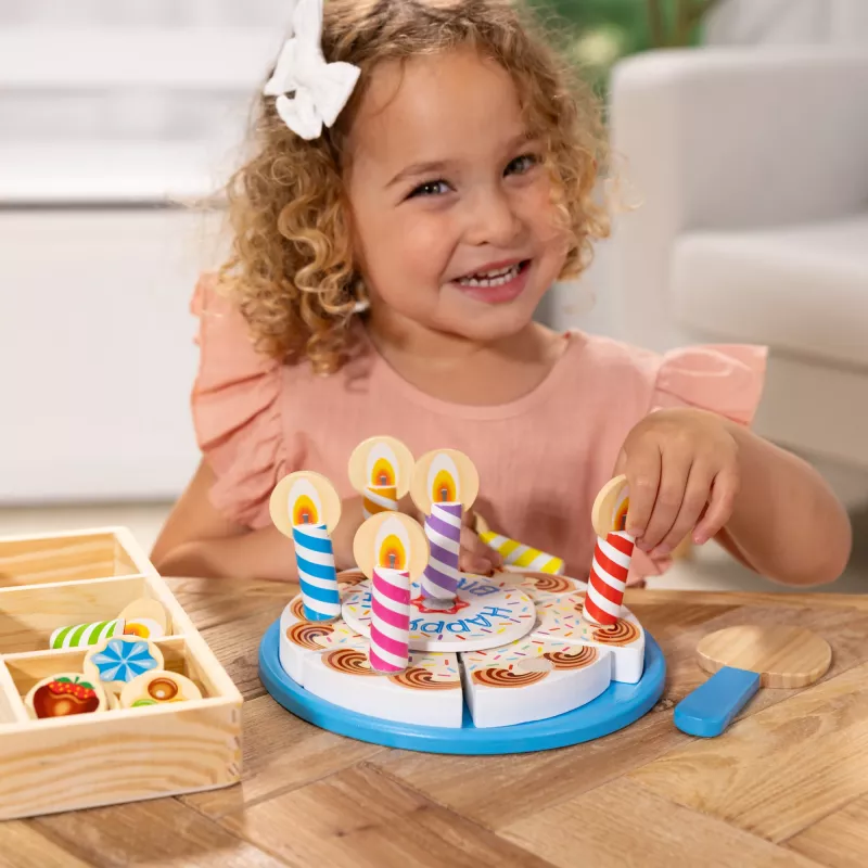 Melissa & Doug gimtadienio šventės tortas – medinis žaislinis maistas su derinamais priedais ir 7 žvakutėmis