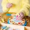 Melissa & Doug gimtadienio šventės tortas – medinis žaislinis maistas su derinamais priedais ir 7 žvakutėmis