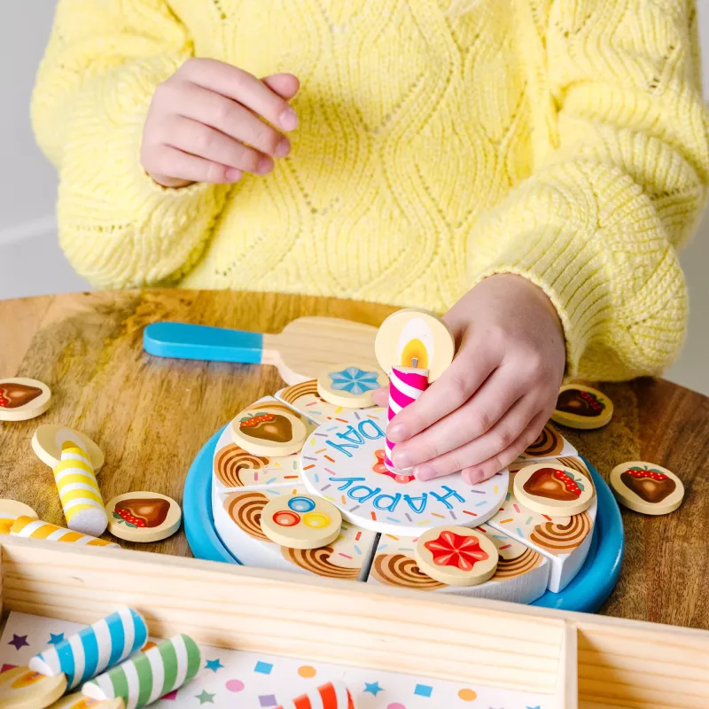 Melissa & Doug gimtadienio šventės tortas – medinis žaislinis maistas su derinamais priedais ir 7 žvakutėmis