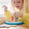 Melissa & Doug gimtadienio šventės tortas – medinis žaislinis maistas su derinamais priedais ir 7 žvakutėmis