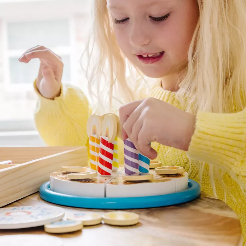 Melissa & Doug gimtadienio šventės tortas – medinis žaislinis maistas su derinamais priedais ir 7 žvakutėmis