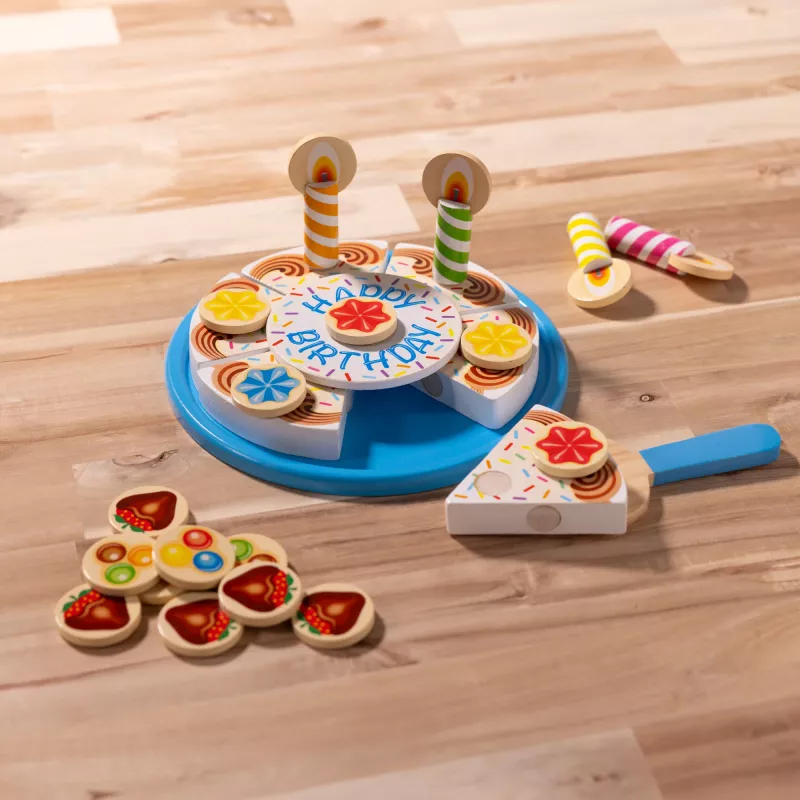 Melissa & Doug gimtadienio šventės tortas – medinis žaislinis maistas su derinamais priedais ir 7 žvakutėmis