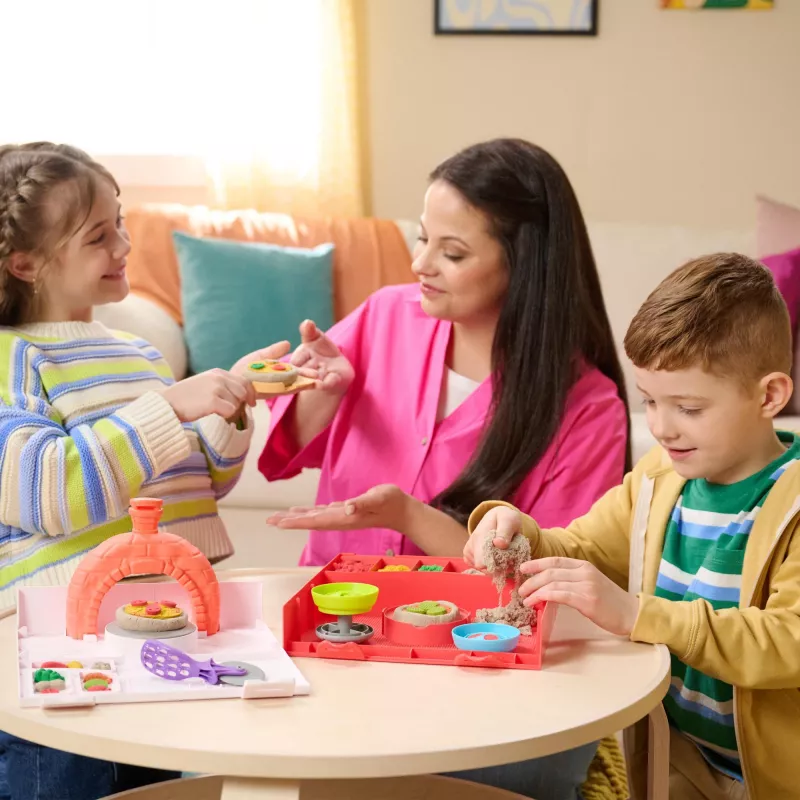 Kinetic Sand, SquishPizza kylančios picos krosnelės žaidimo rinkinys, kūrybingos Velykų dovanos, 1 svaras formuojamo žaidimų smėlio ir 5 įrankiai, žaidimų maisto menų ir amatų žaislai vaikams