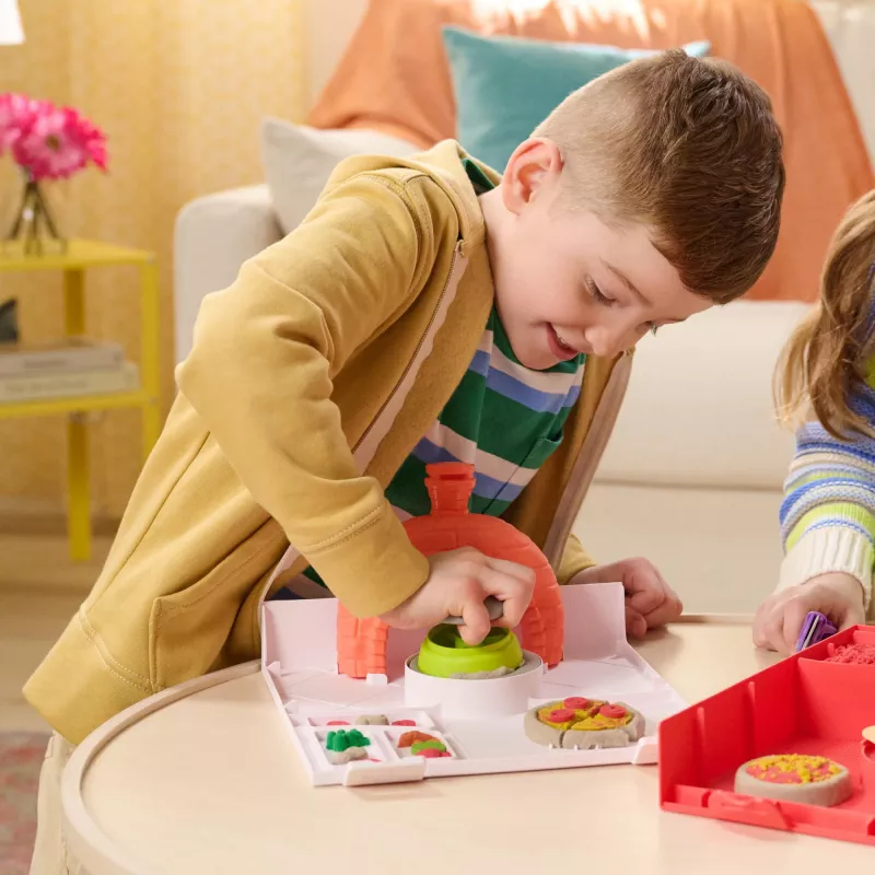Kinetic Sand, SquishPizza kylančios picos krosnelės žaidimo rinkinys, kūrybingos Velykų dovanos, 1 svaras formuojamo žaidimų smėlio ir 5 įrankiai, žaidimų maisto menų ir amatų žaislai vaikams
