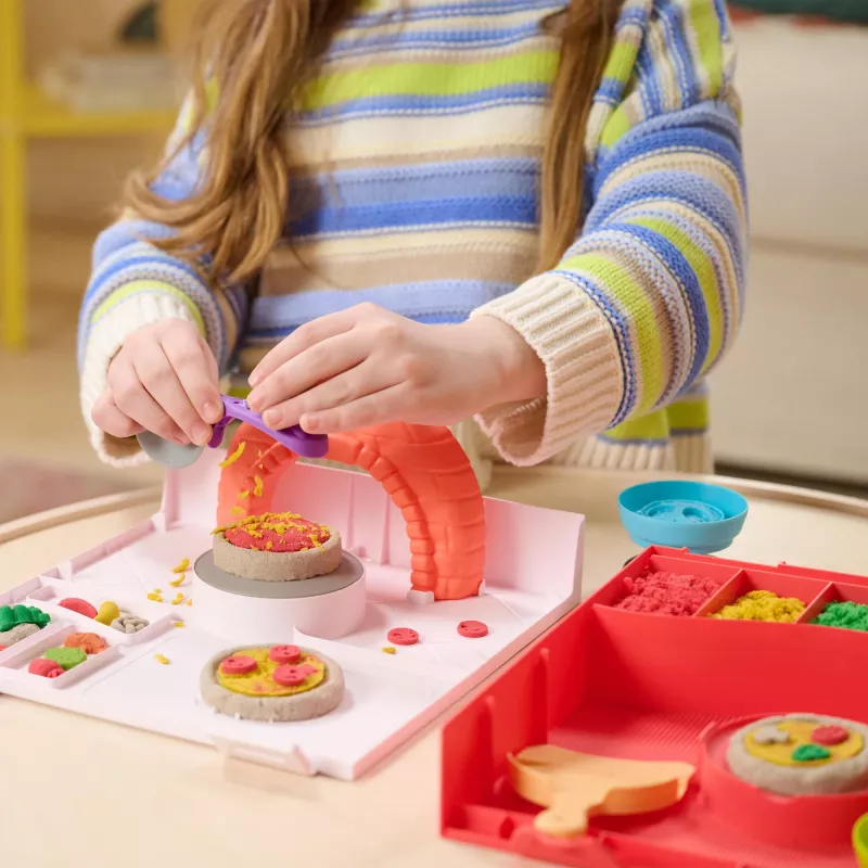 Kinetic Sand, SquishPizza kylančios picos krosnelės žaidimo rinkinys, kūrybingos Velykų dovanos, 1 svaras formuojamo žaidimų smėlio ir 5 įrankiai, žaidimų maisto menų ir amatų žaislai vaikams