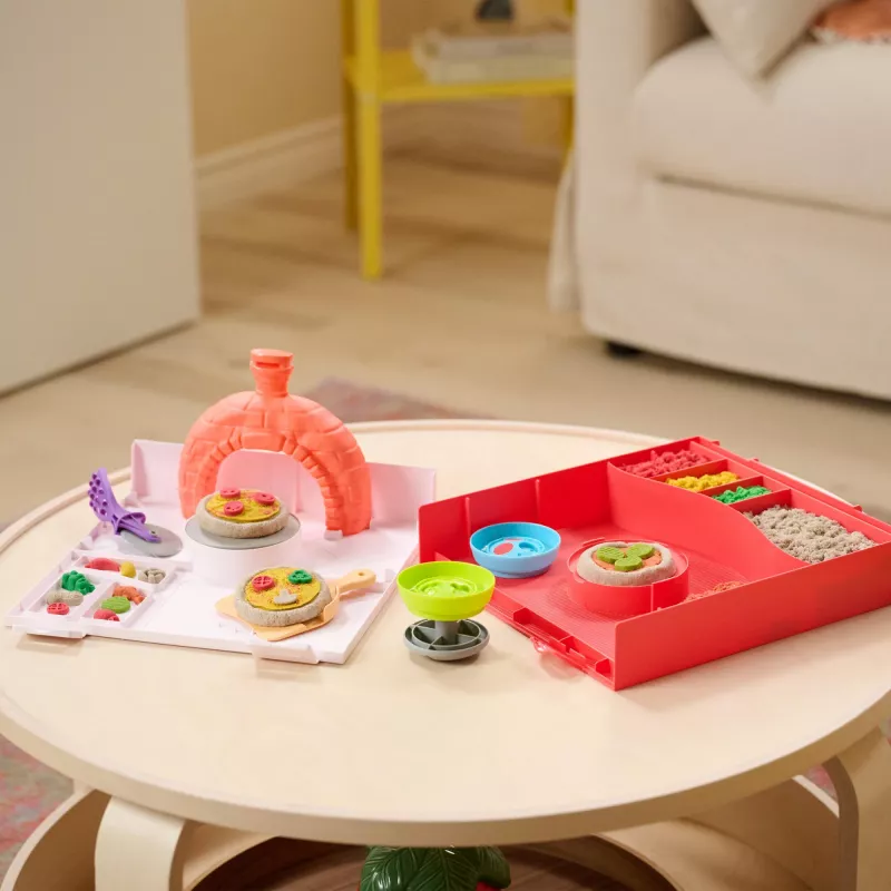 Kinetic Sand, SquishPizza kylančios picos krosnelės žaidimo rinkinys, kūrybingos Velykų dovanos, 1 svaras formuojamo žaidimų smėlio ir 5 įrankiai, žaidimų maisto menų ir amatų žaislai vaikams