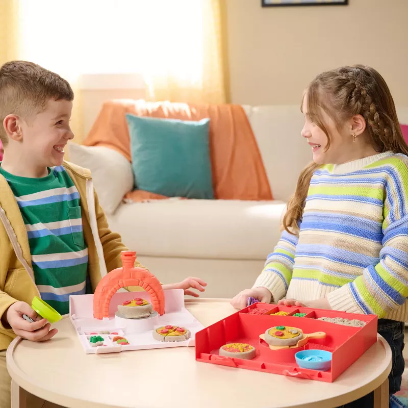 Kinetic Sand, SquishPizza kylančios picos krosnelės žaidimo rinkinys, kūrybingos Velykų dovanos, 1 svaras formuojamo žaidimų smėlio ir 5 įrankiai, žaidimų maisto menų ir amatų žaislai vaikams