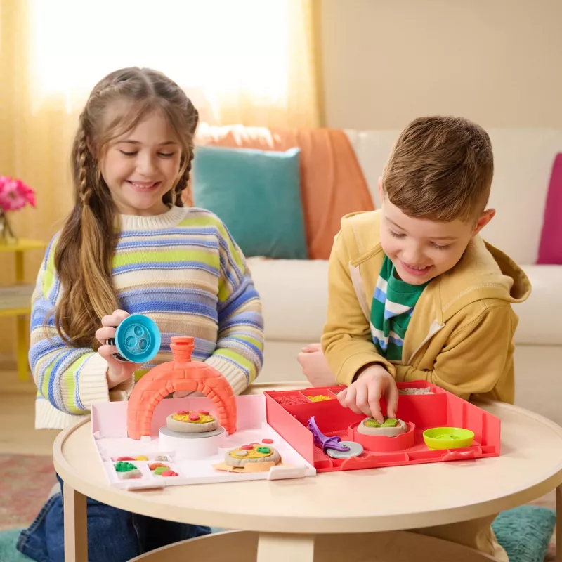 Kinetic Sand, SquishPizza kylančios picos krosnelės žaidimo rinkinys, kūrybingos Velykų dovanos, 1 svaras formuojamo žaidimų smėlio ir 5 įrankiai, žaidimų maisto menų ir amatų žaislai vaikams