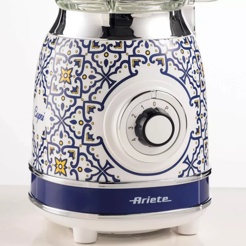 Ariete 583 Capri maišytuvas su 1,5 litro stikliniu ąsočiu, 4 nerūdijančio plieno peiliais, 4 greičiais + impulsu, 1000 W
